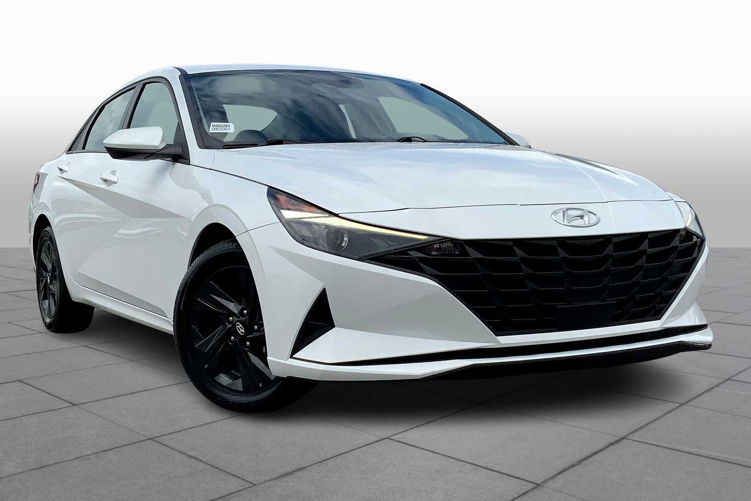2022 Hyundai Elantra SEL Convenience photo 2