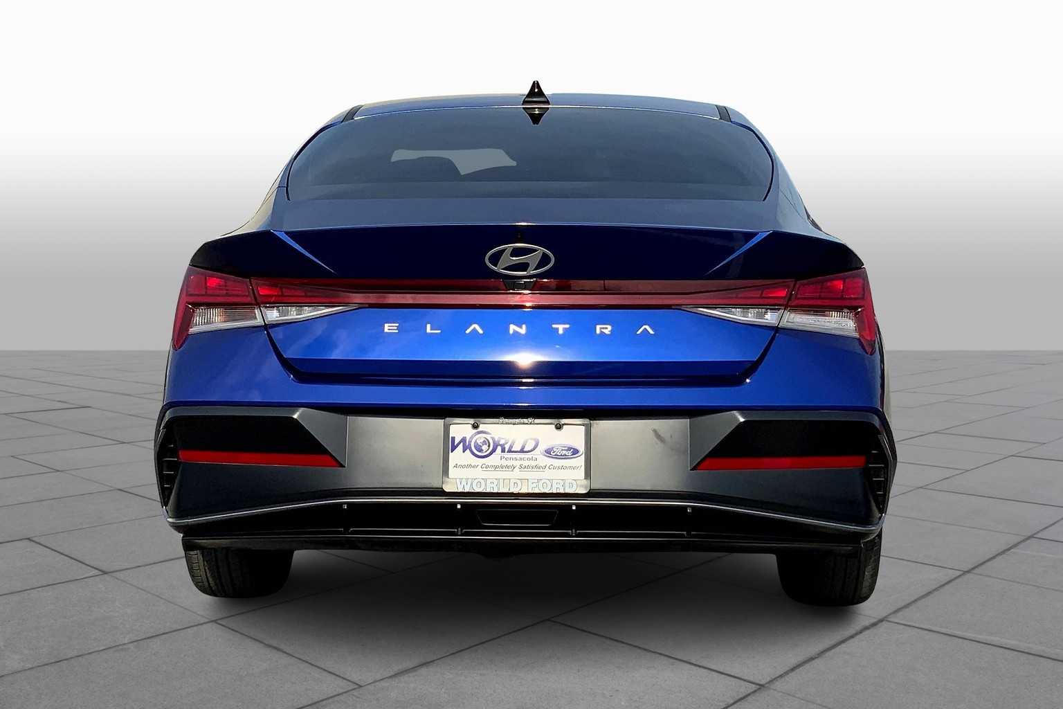 2024 Hyundai Elantra SEL Convenience photo 3