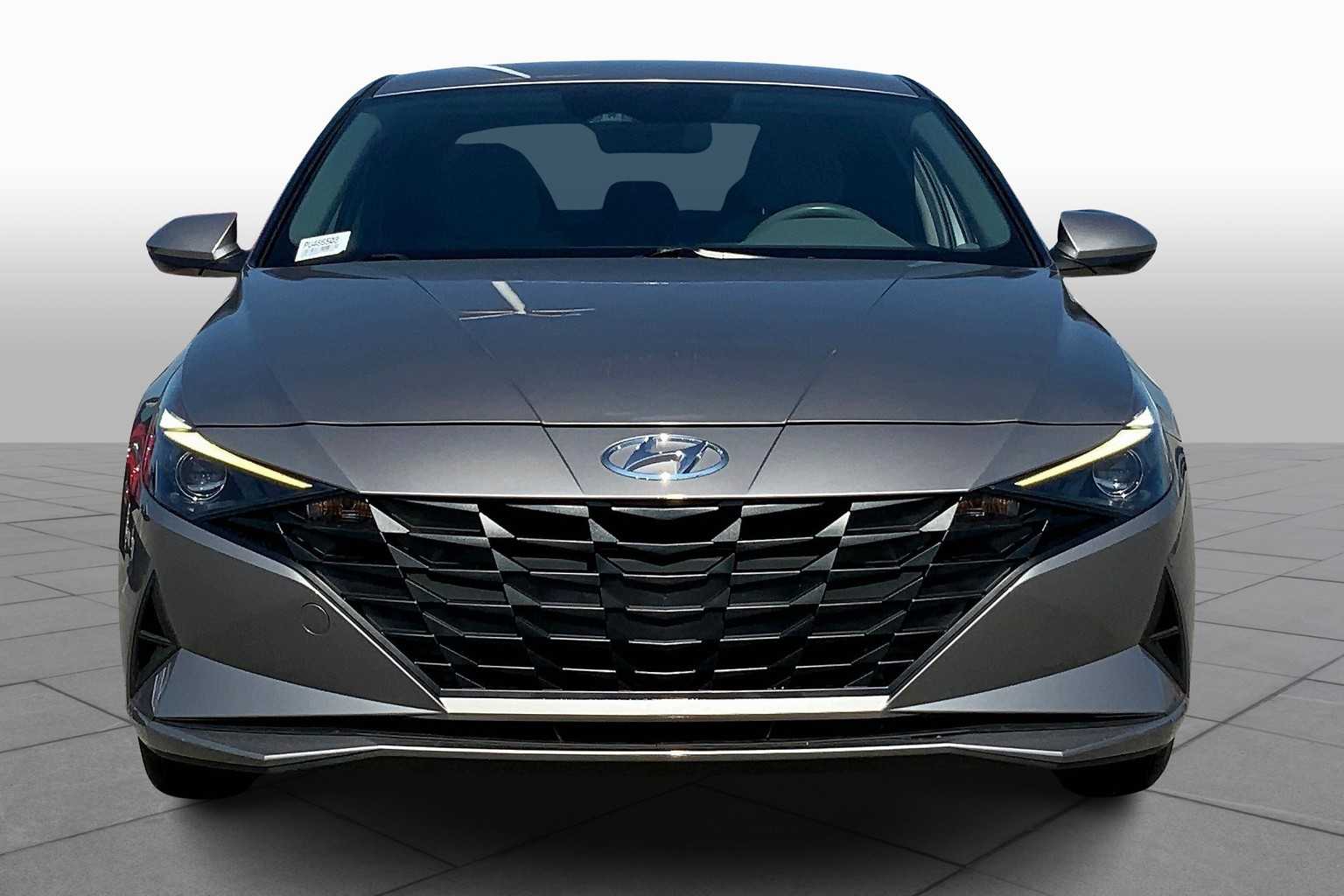 2023 Hyundai Elantra SEL photo 3