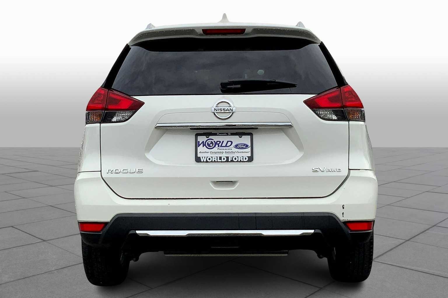 2018 Nissan Rogue SV photo 3