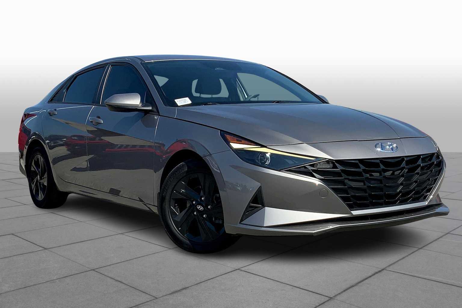 2023 Hyundai Elantra SEL photo 2