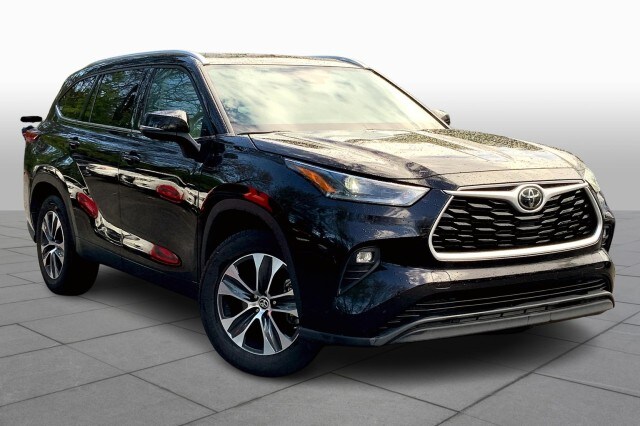 2021 Toyota Highlander XLE photo 2