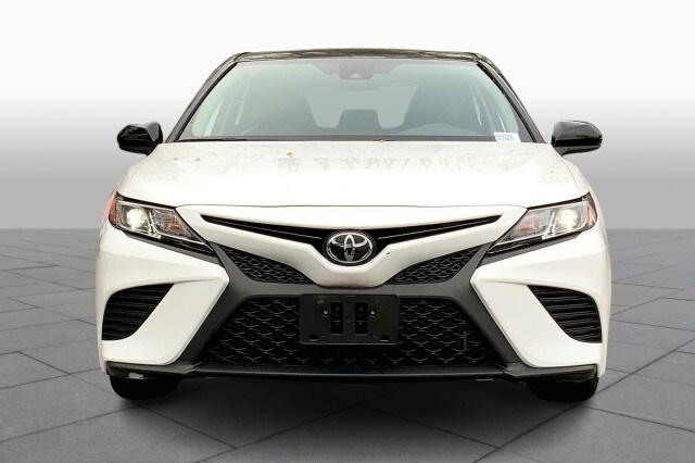 2020 Toyota Camry SE photo 3