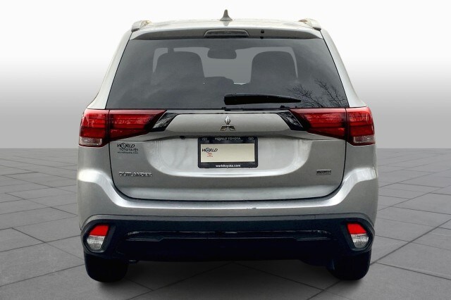 2020 Mitsubishi Outlander LE photo 3