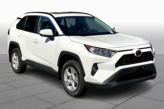 2020 Toyota RAV4 XLE photo 2