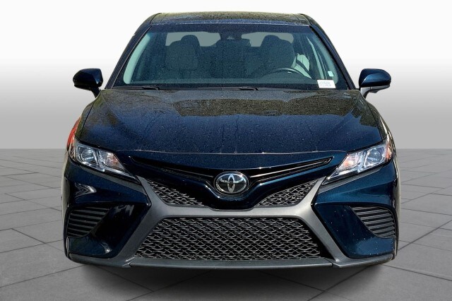 2020 Toyota Camry SE photo 3