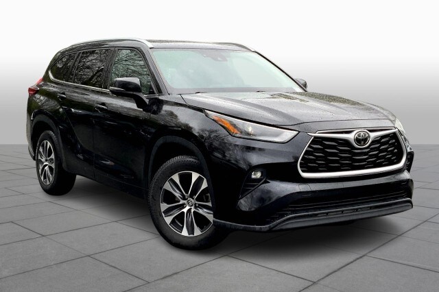 2021 Toyota Highlander XLE photo 2