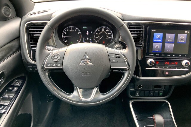 2020 Mitsubishi Outlander LE photo 4