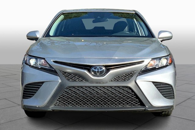 2020 Toyota Camry SE photo 3