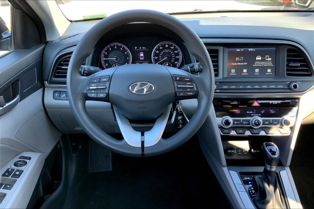 2020 Hyundai Elantra SEL photo 4