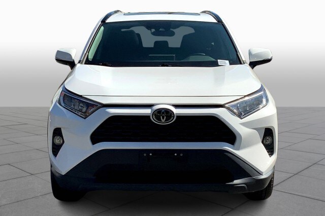 2020 Toyota RAV4 XLE photo 3