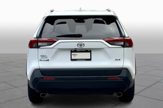 2020 Toyota RAV4 XLE photo 4