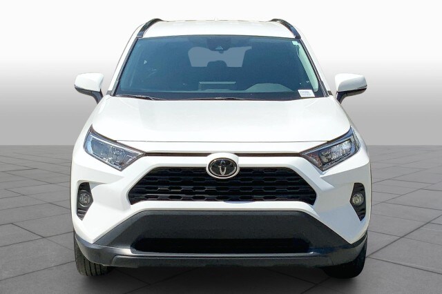2020 Toyota RAV4 XLE photo 3