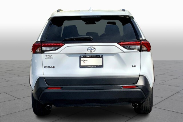 2021 Toyota RAV4 LE photo 4