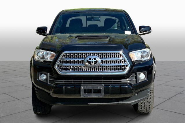 2017 Toyota Tacoma TRD Sport photo 2