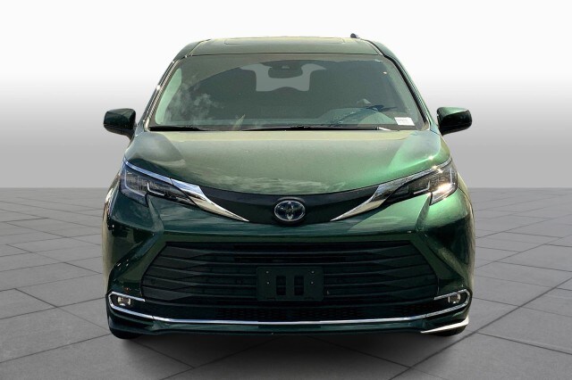 2022 Toyota Sienna XLE photo 3