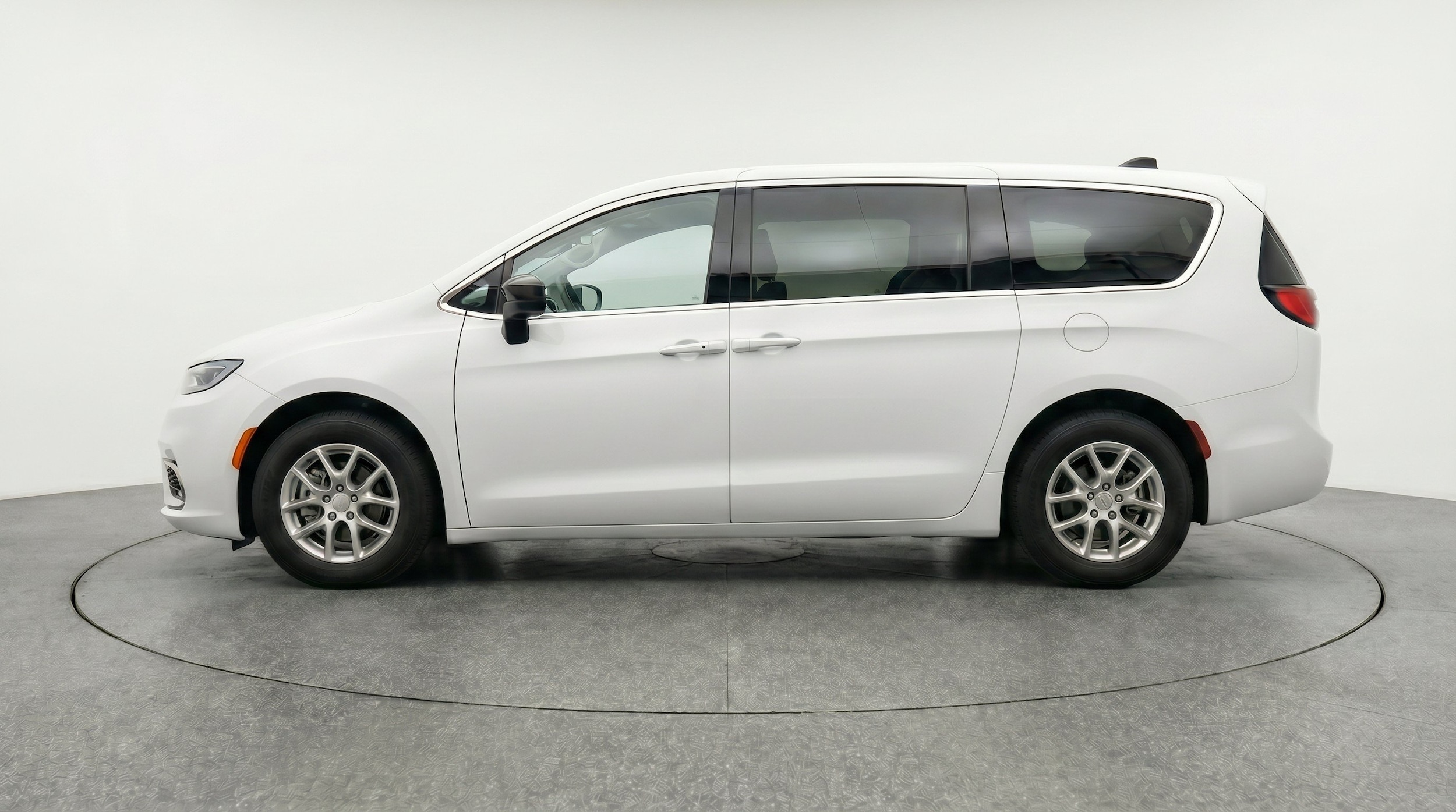Thumbnail: 2024 Chrysler Voyager - 5