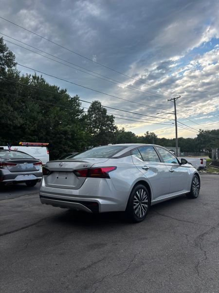 Used 2024 Nissan Altima 2.5 SV Sedan