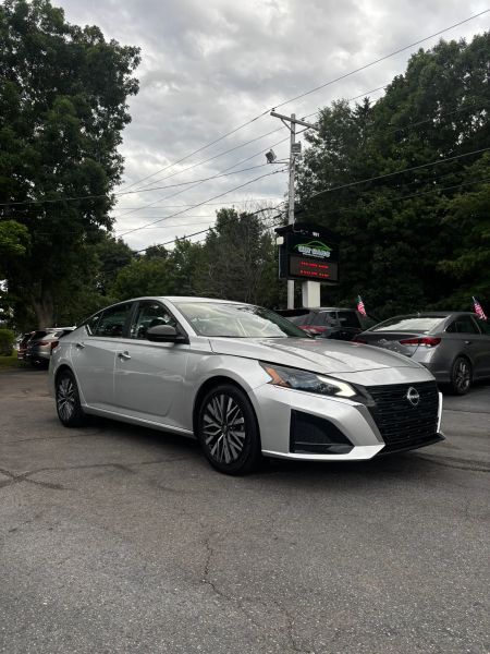 Used 2024 Nissan Altima 2.5 SV Sedan