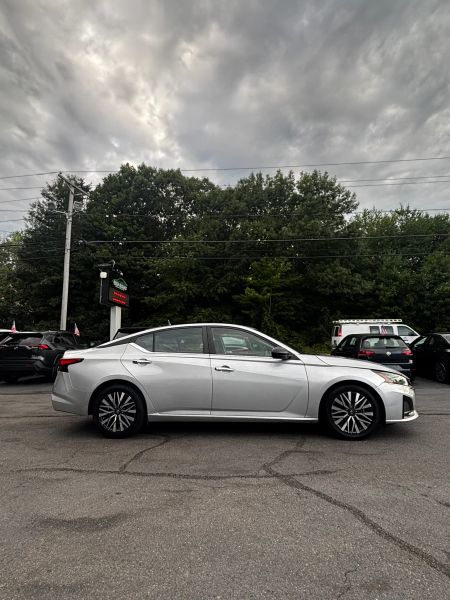 Used 2024 Nissan Altima 2.5 SV Sedan