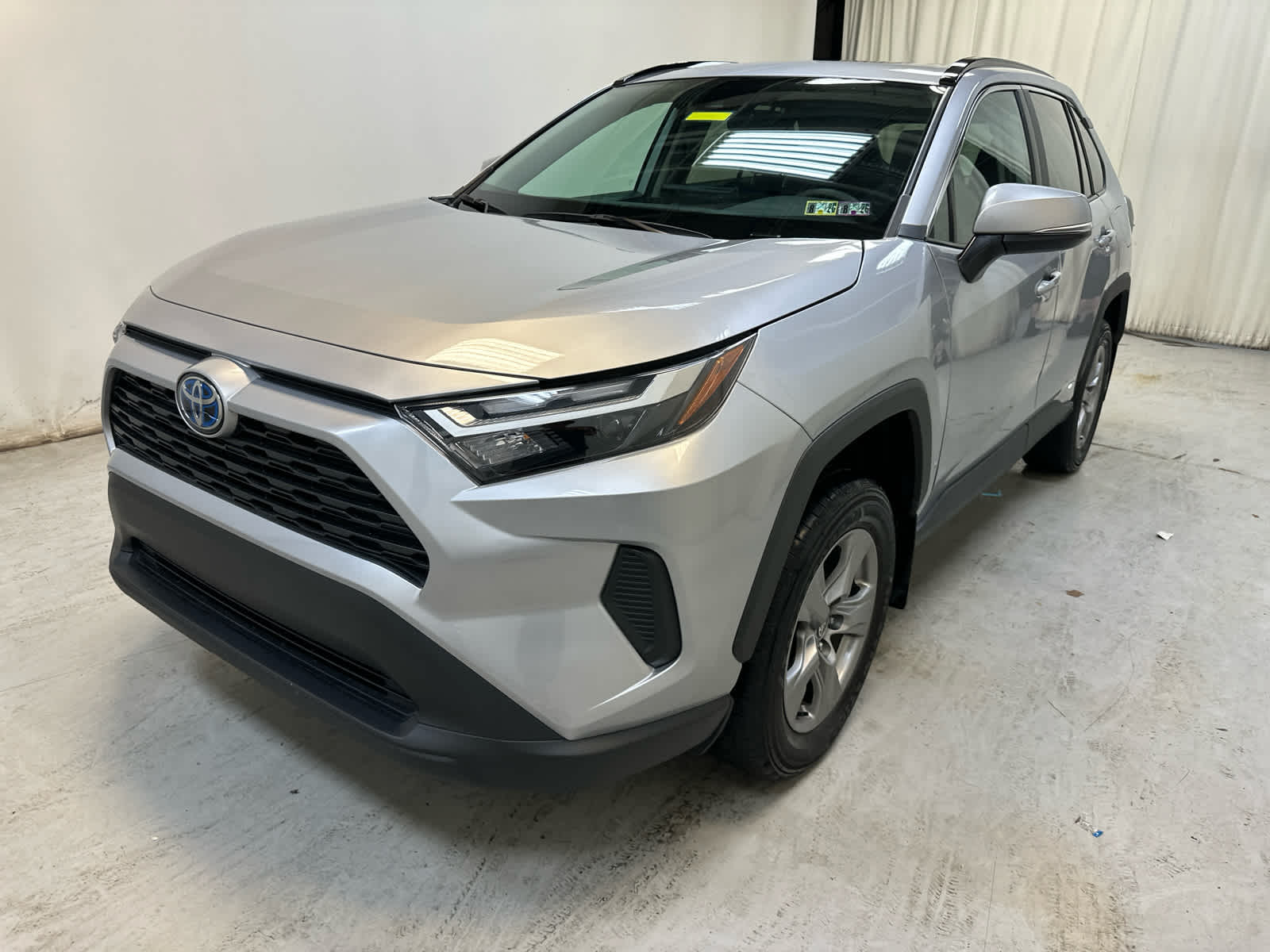 2024 Toyota RAV4 Hybrid XLE photo 3