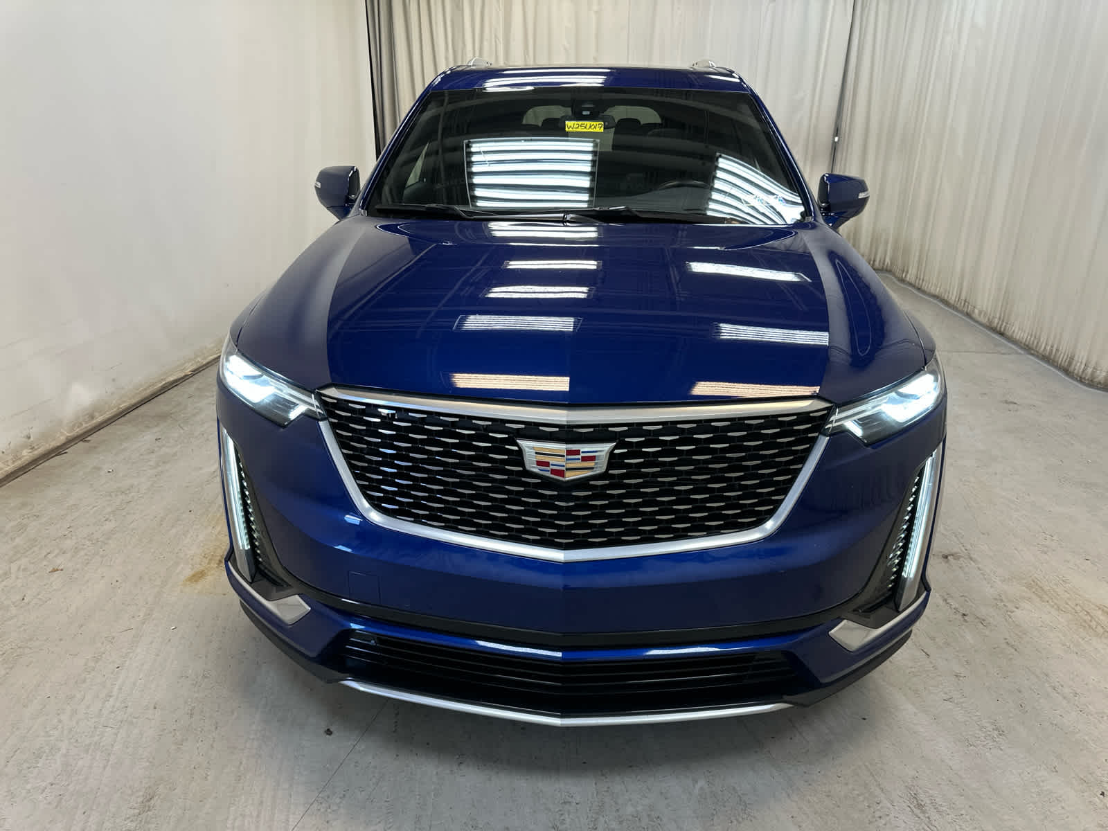 2023 Cadillac XT6 Luxury photo 2