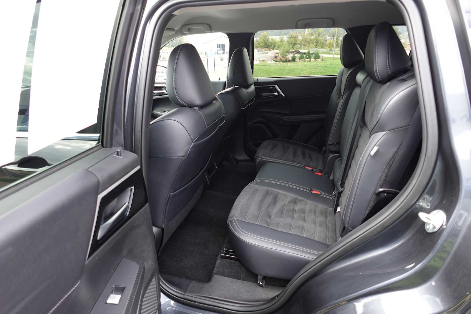 2024 Mitsubishi Outlander SE - Photo 25