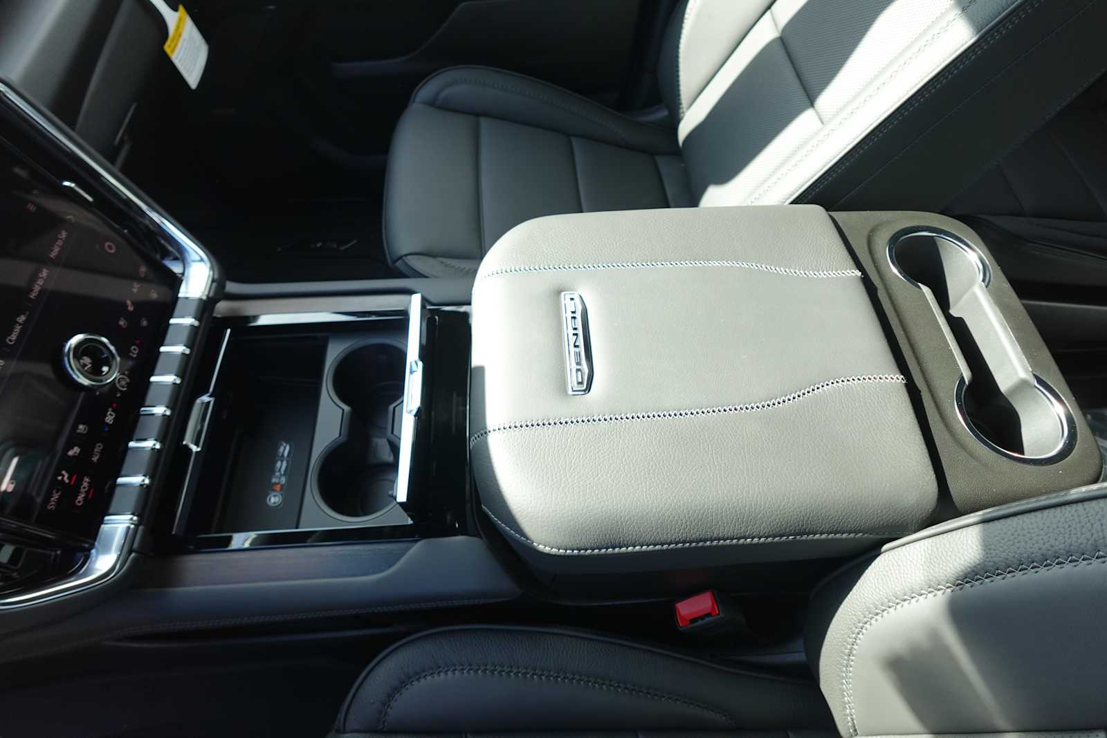 2026 GMC Yukon Denali - Photo 23