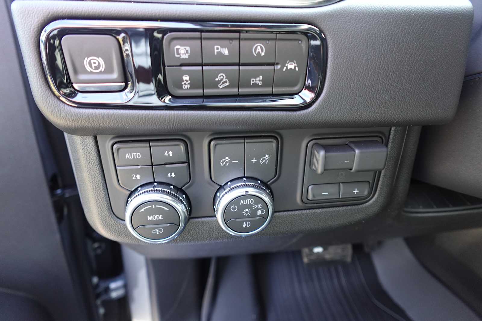 2026 GMC Yukon Denali - Photo 14