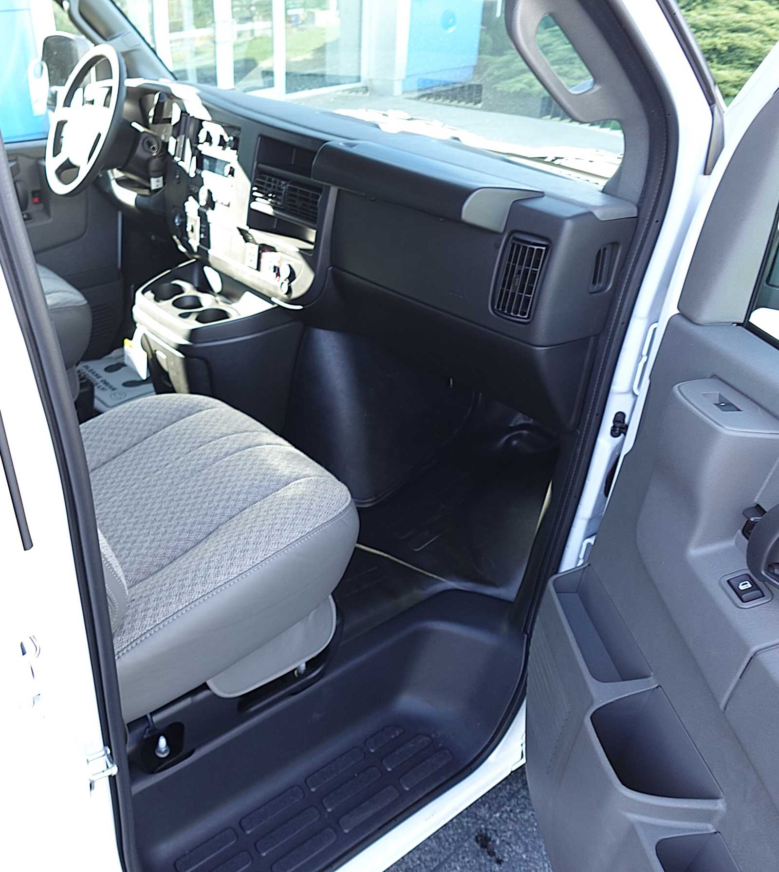 2026 GMC Savana Cargo Work Van - Photo 31