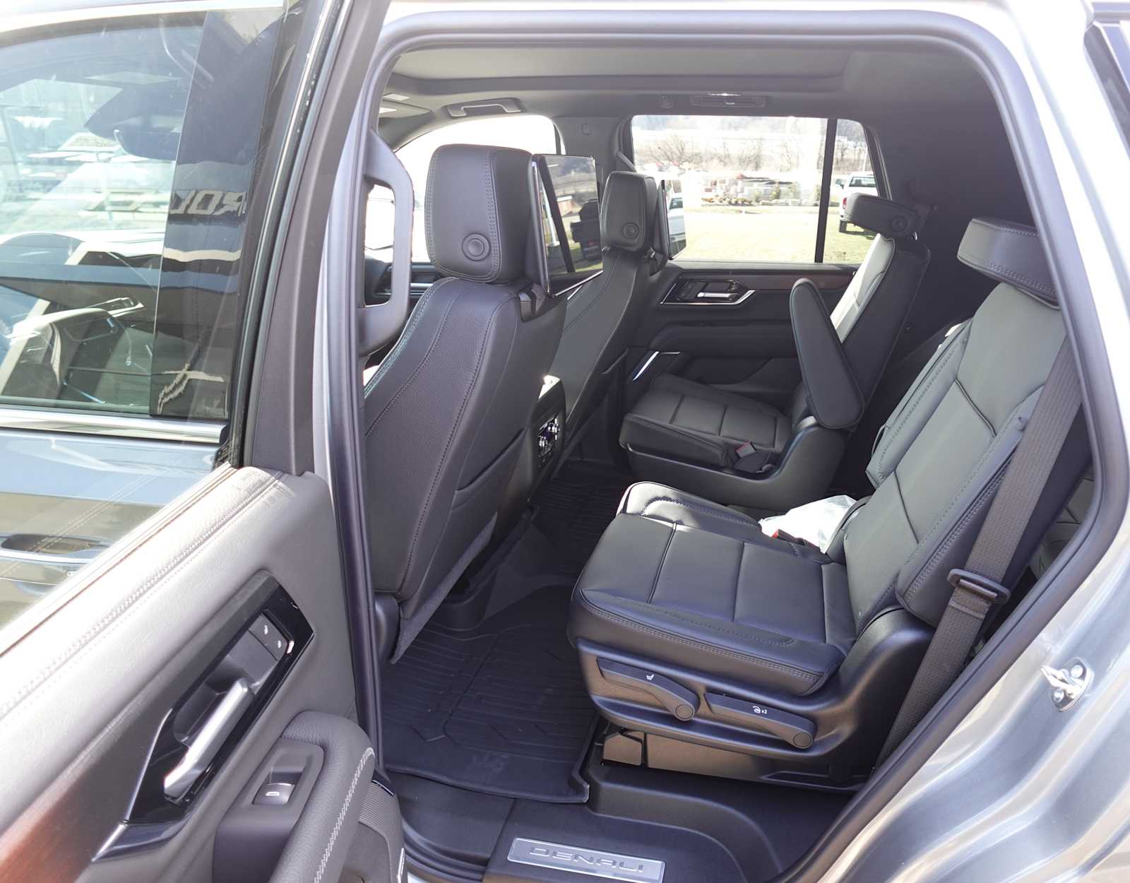2026 GMC Yukon Denali - Photo 27