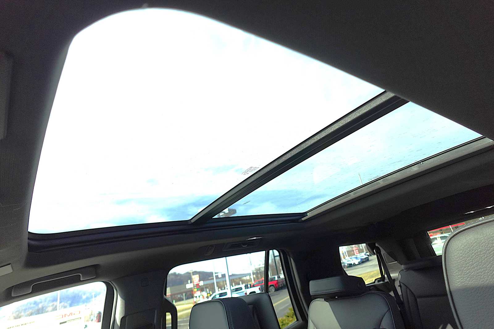 2026 GMC Yukon Denali - Photo 25