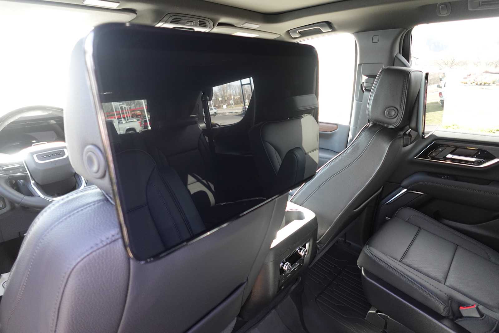 2026 GMC Yukon Denali - Photo 28
