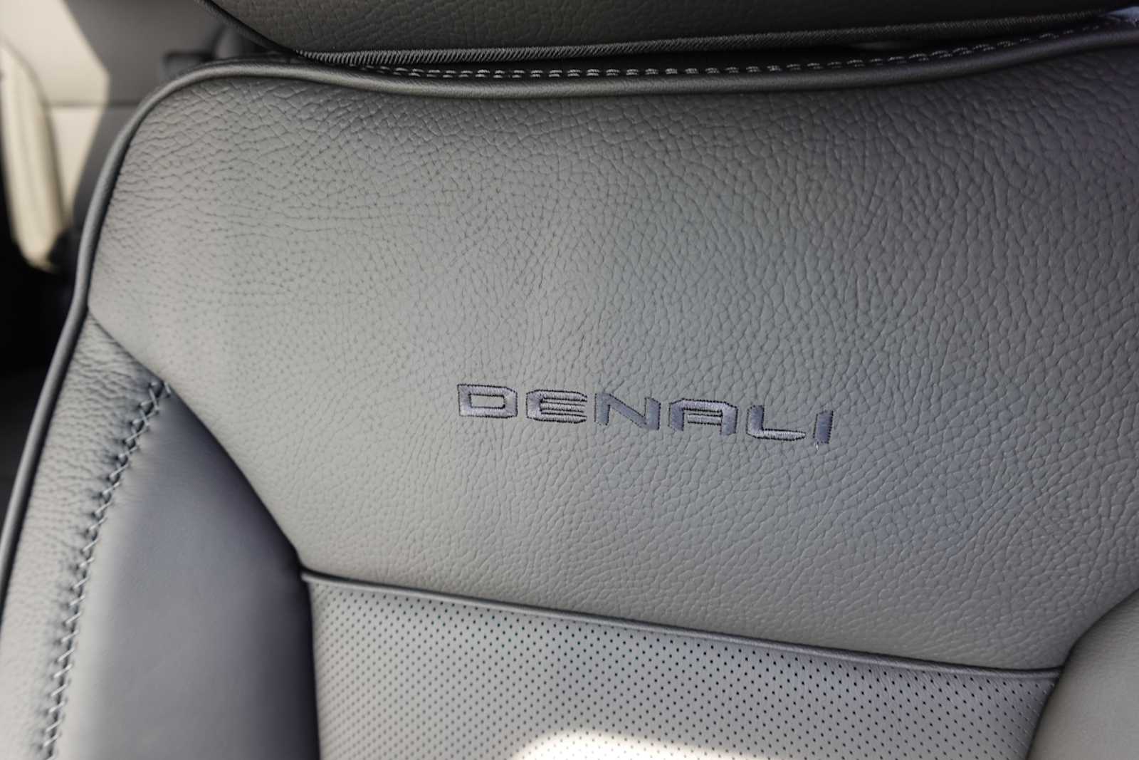 2026 GMC Yukon Denali - Photo 12