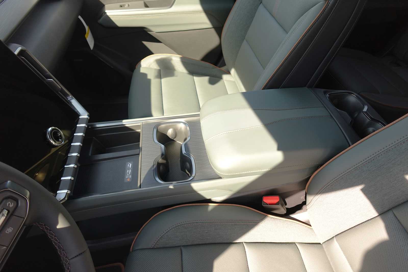 2025 GMC Acadia AT4 - Photo 26