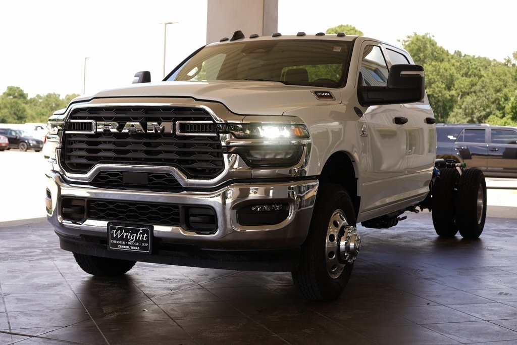 New 2025 Ram 3500 Chassis Cab 3500 TRADESMAN CREW CAB CHASSIS 4X4 60' CA Pickup