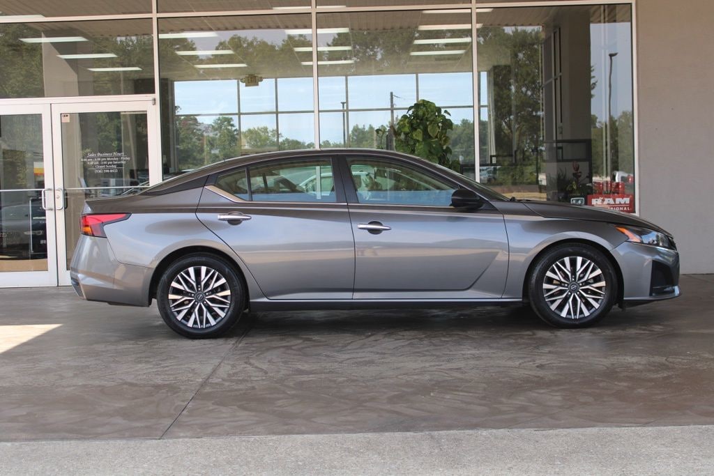Used 2024 Nissan Altima 2.5 SV Sedan