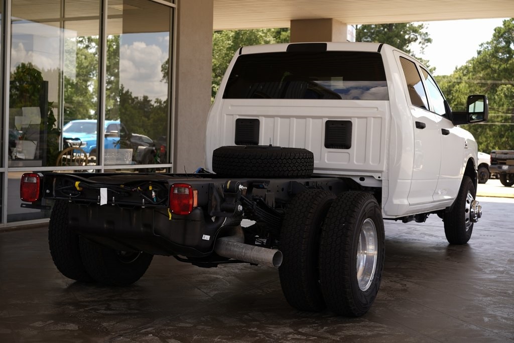 New 2025 Ram 3500 Chassis Cab 3500 TRADESMAN CREW CAB CHASSIS 4X4 60' CA Pickup
