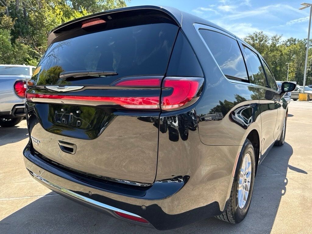 Used 2025 Chrysler Pacifica Select Minivan/Van