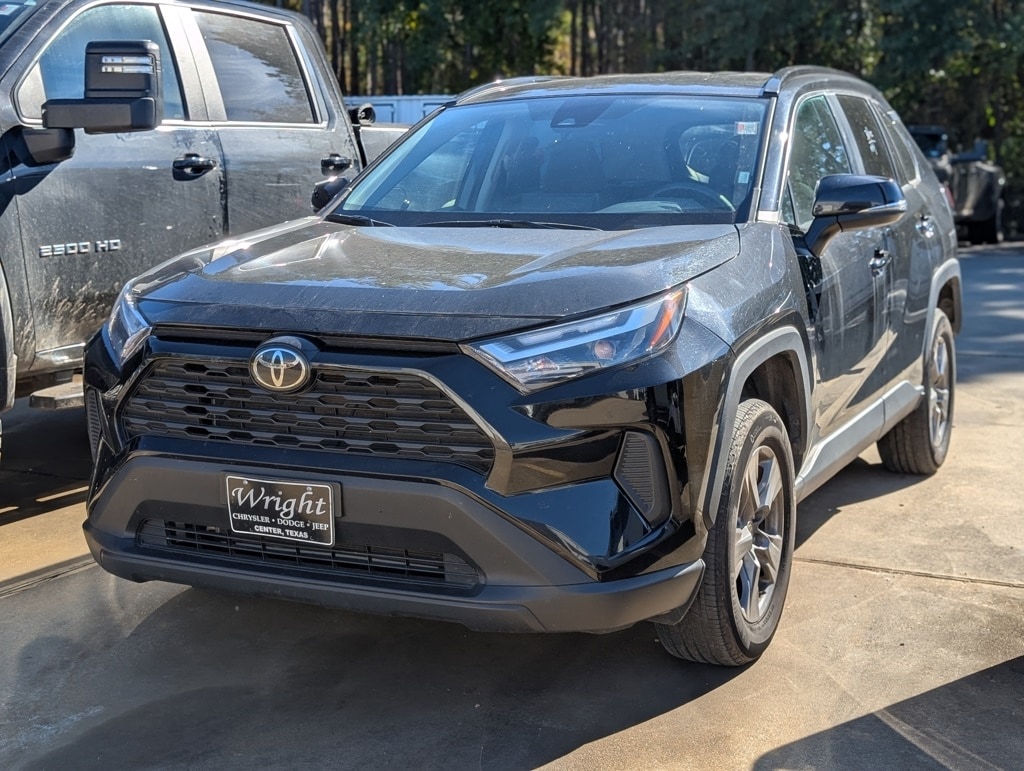 2024 Toyota RAV4 XLE's photo