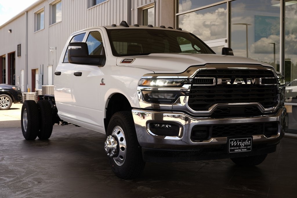 New 2025 Ram 3500 Chassis Cab 3500 TRADESMAN CREW CAB CHASSIS 4X4 60' CA Pickup