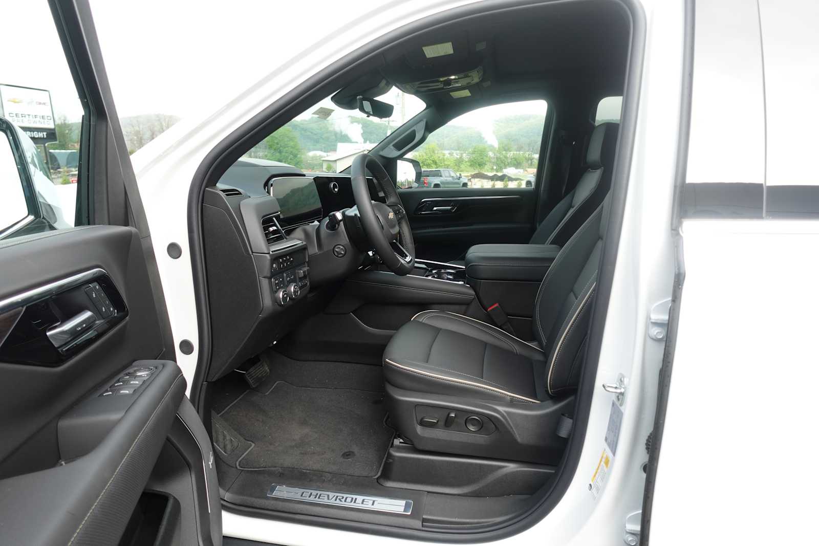 2025 Chevrolet Suburban Premier - Photo 13
