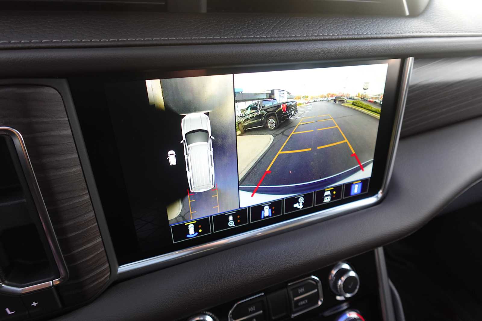 2022 GMC Yukon Denali - Photo 23