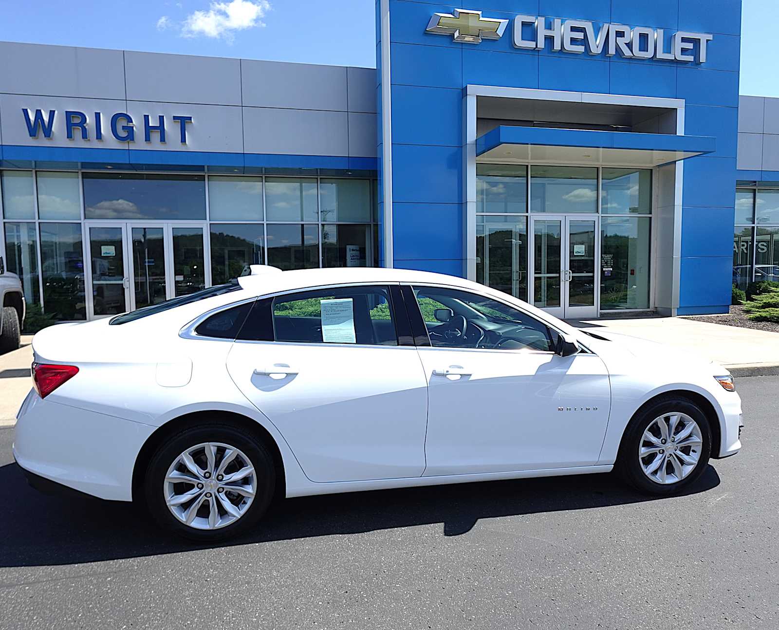 2024 Chevrolet Malibu 1LT photo 2