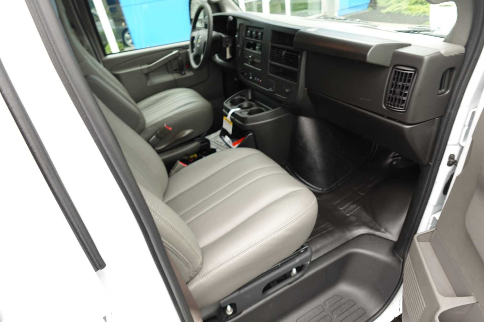 2025 Chevrolet Express Cargo Work Van - Photo 25