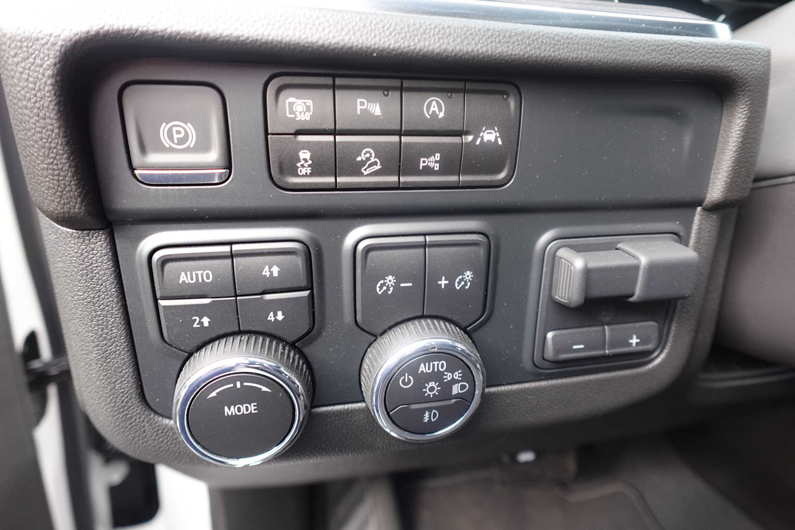 2025 Chevrolet Suburban Premier - Photo 15