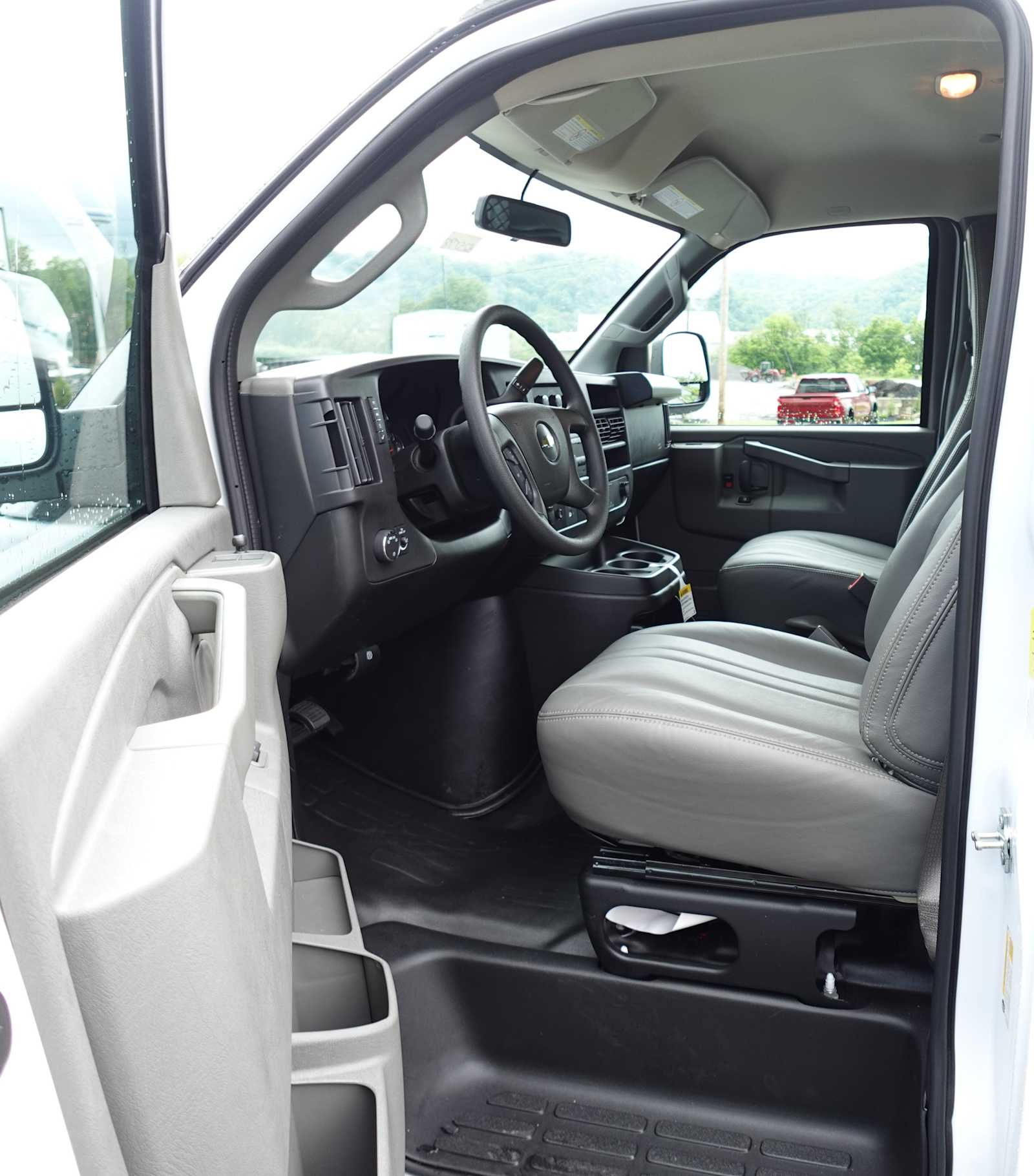 2025 Chevrolet Express Cargo Work Van - Photo 8
