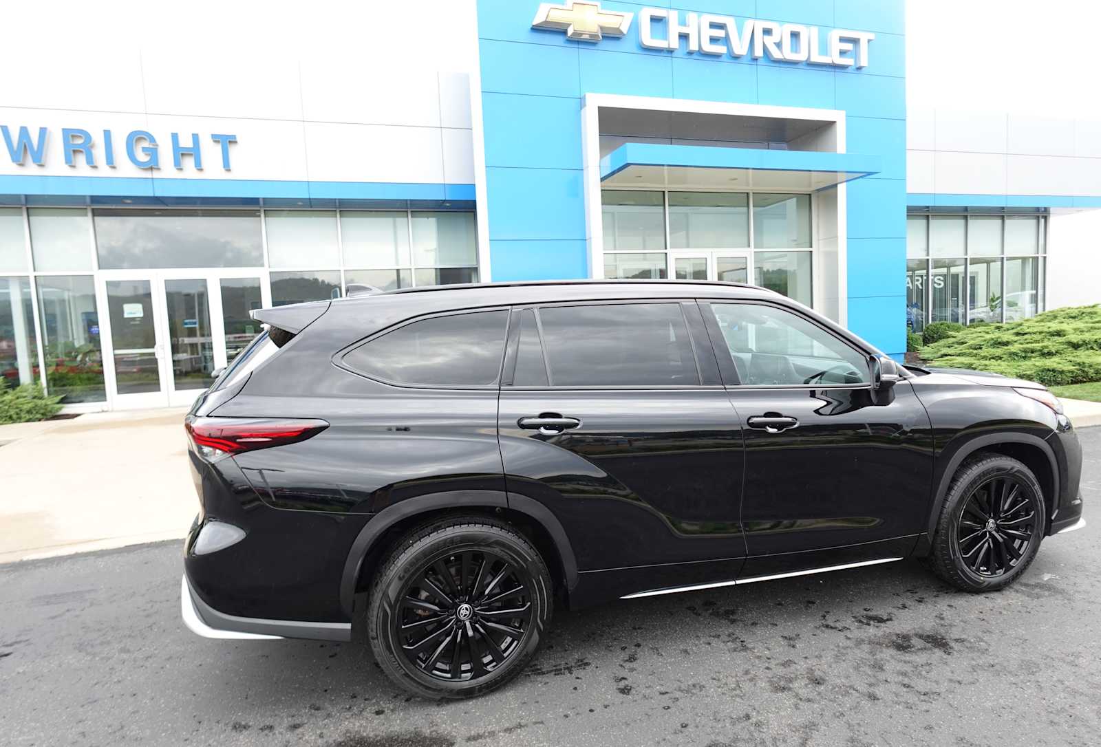 2024 Toyota Highlander LE photo 2