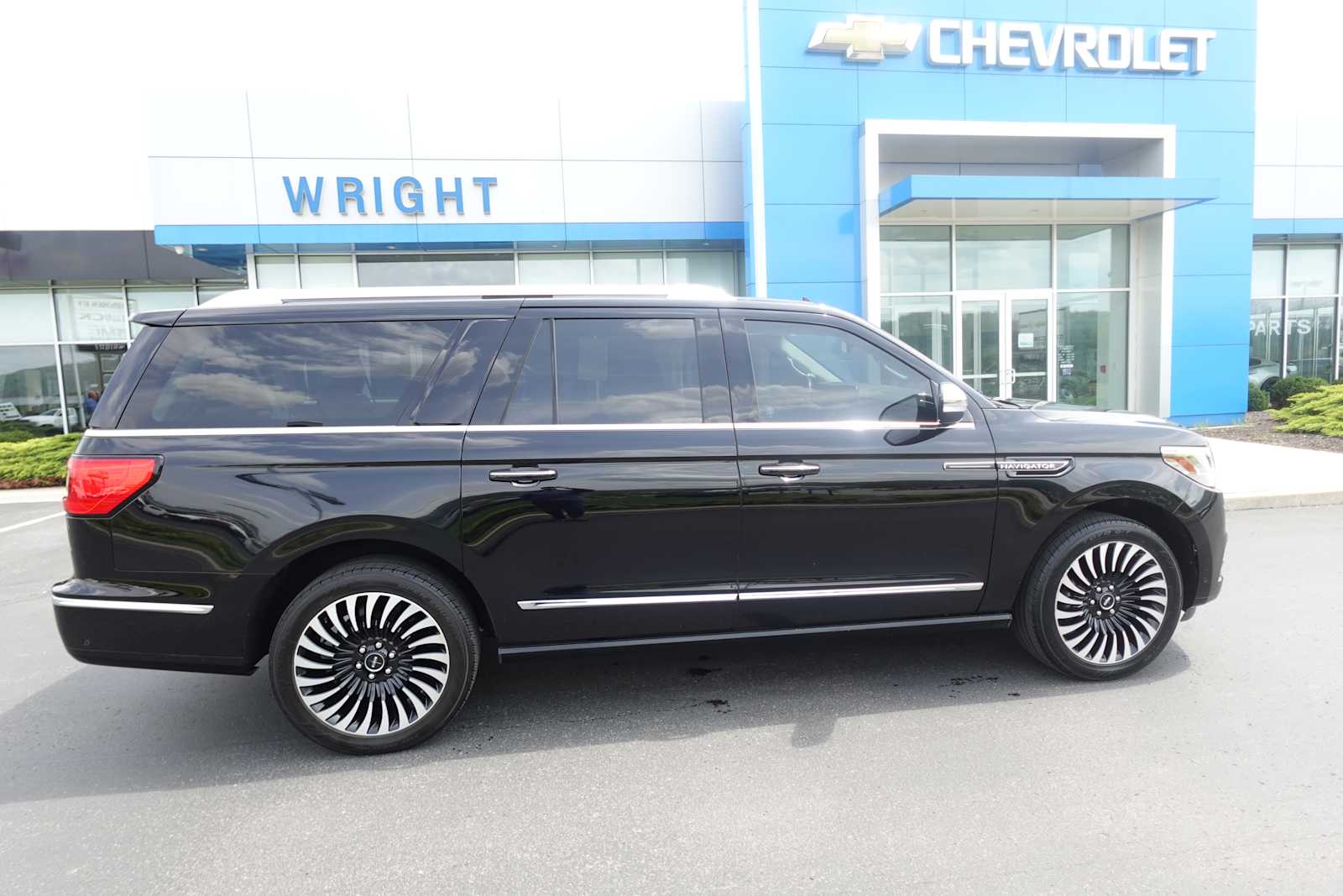 2021 Lincoln Navigator L photo 2