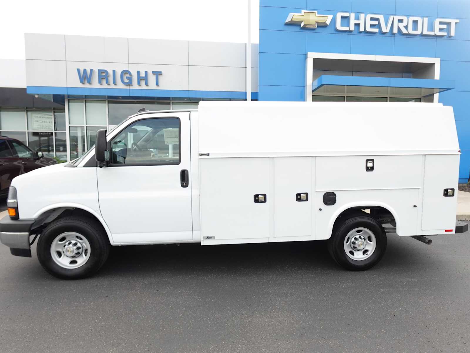2025 Chevrolet Express Cutaway 3500 photo 2